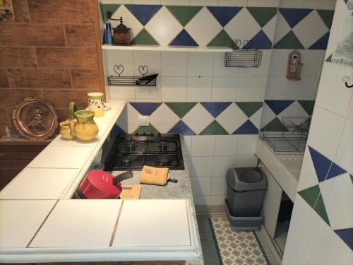 virtuve, Charmante Maison de village en montagne avec jardin in Sahorre