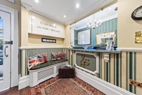Lobby, Vancouver Hotel & Studios near Notting Hill