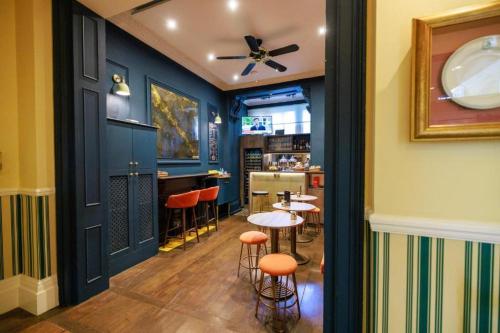 Food and beverages, Vancouver Hotel & Studios near Notting Hill