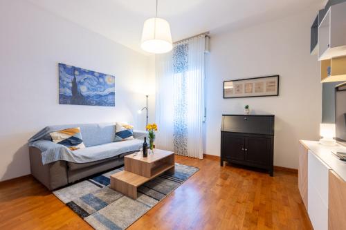 GuestHost - Blu&Yellow Apartment in Parma Station, Parme