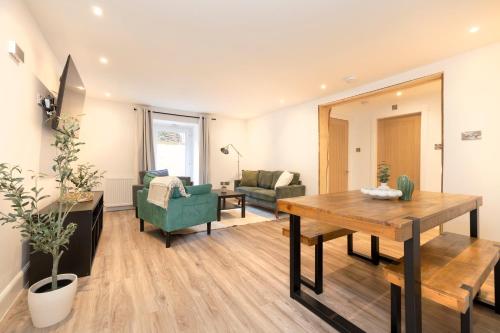 Joivy Charming 3 Bed Flat In Haymarket, Private Parking And Patio