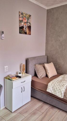 Deluxe One-Bedroom Apartment image 10