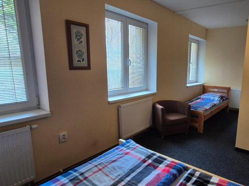 1 queen bed, 1 twin bed