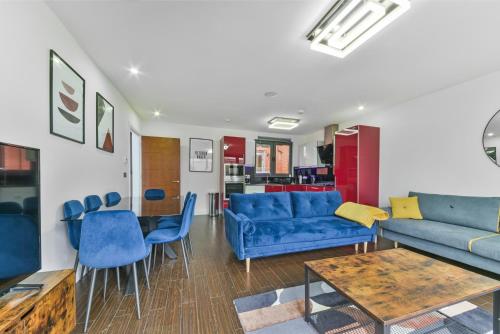 Large 2 Bed 2 Bath flat with Patio, Canary Wharf, London