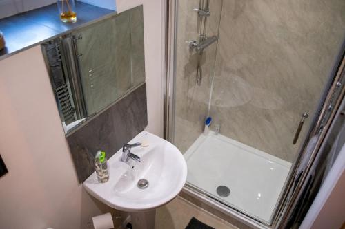 The Nest Close to York with Hot Tub in 豪登