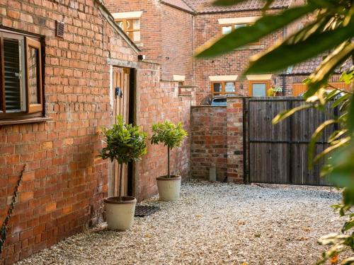 The Nest Close to York with Hot Tub in 豪登