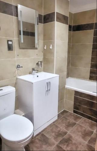 Spacious 2-bedroom in Canary Wharf - image 6