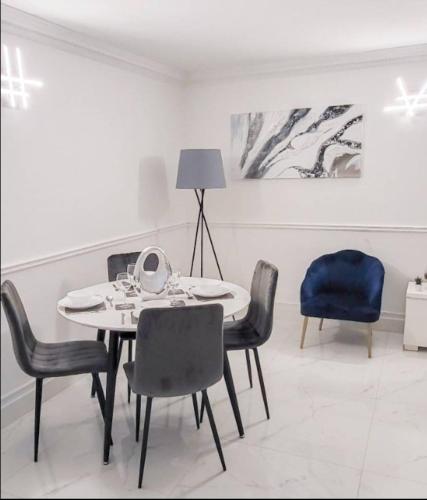 Spacious 2-bedroom in Canary Wharf - image 7