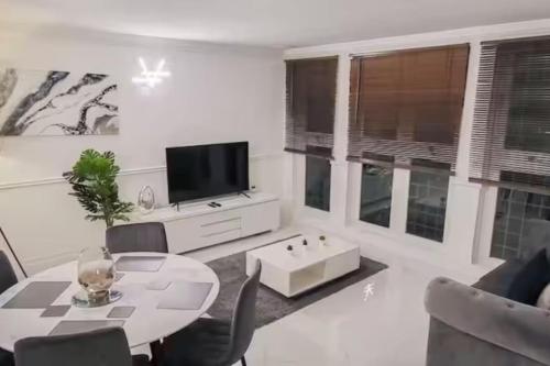 Spacious 2-bedroom in Canary Wharf - image 4