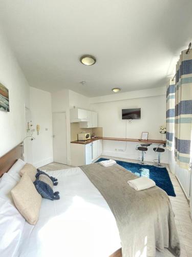 Cromwell Apartments - image 8