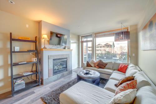 Walk to Lake Chelan Mountain-View Condo with Grill!