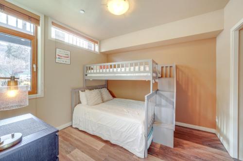 Walk to Lake Chelan Mountain-View Condo with Grill!