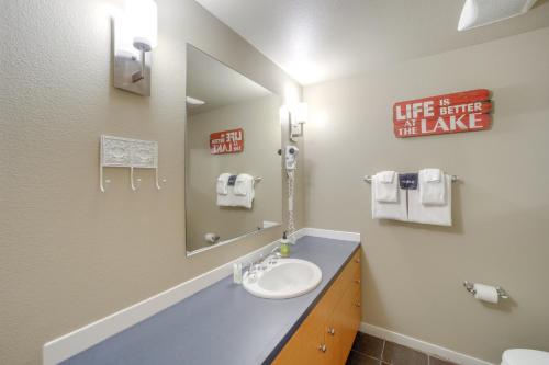 Walk to Lake Chelan Mountain-View Condo with Grill!