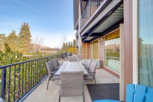 Walk to Lake Chelan Mountain-View Condo with Grill!