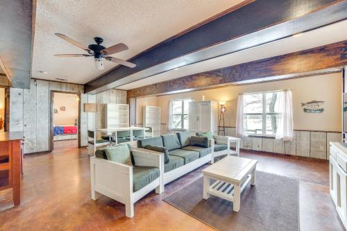 Winnsboro Lake Retreat On-Site Swimming and Fishing in Winnsboro (TX)