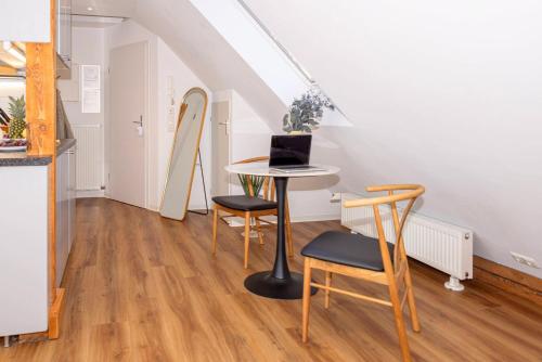 have-a-nice-Stay - helles Dachgeschoss, U-Bahn nach Hamburg 400m - Bäcker & Restaurants 500m - Lidl 800m - Zentrum 1,5km have-a-nice-Stay - helles Dachgeschoss, U-Bahn nach Hamburg 400m - Bäcker & Restaurants 500m - Lidl 800m - Zentrum 1,5km