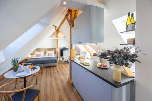 have-a-nice-Stay - helles Dachgeschoss, U-Bahn nach Hamburg 400m - Bäcker & Restaurants 500m - Lidl 800m - Zentrum 1,5km have-a-nice-Stay - helles Dachgeschoss, U-Bahn nach Hamburg 400m - Bäcker & Restaurants 500m - Lidl 800m - Zentrum 1,5km