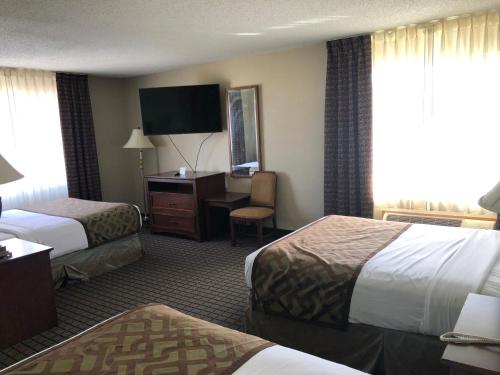 3 queen beds