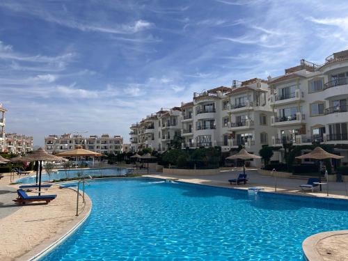 Cosy Studio on the First Floor with lovely Terrace and Personal Garden Area, Pool View and Free Beach Access in Sharm Hills Resort