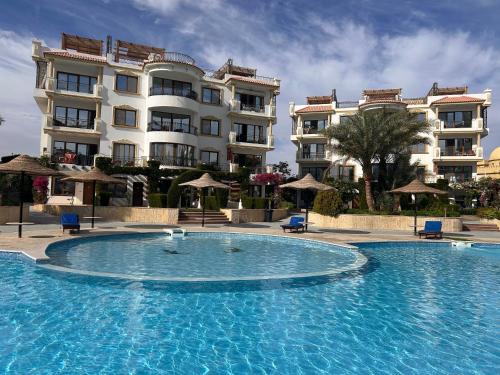Cosy Studio on the First Floor with lovely Terrace and Personal Garden Area, Pool View and Free Beach Access in Sharm Hills Resort