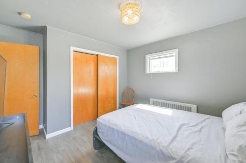 4 Mi to LIRR Station Nice Home in West Babylon!