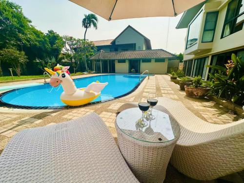5BR Villa with Private Pool Sukhumvit 10mins BTS, Bangkok (zdjęcie 9)