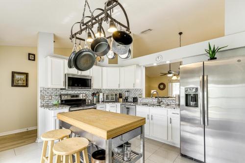 9 Mi to Clover Park Poolside Paradise!