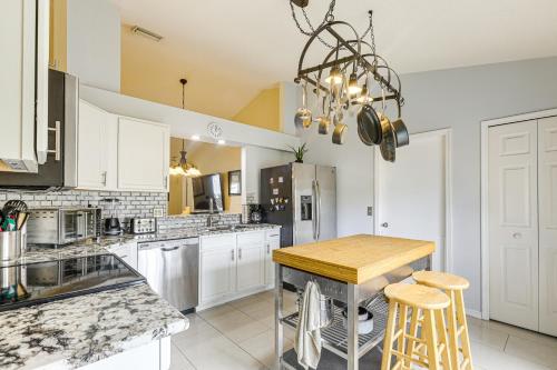 9 Mi to Clover Park Poolside Paradise!