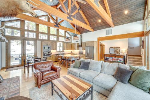 Chelan Mountain Retreat Chalet with Fire Pit!