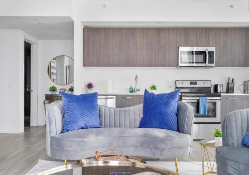 X Lounge II-Highline Corner Residence - Tap to explore photos
