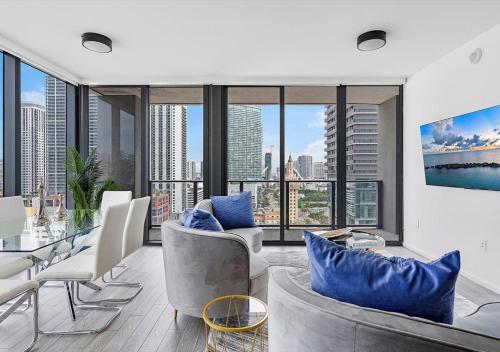 X-Lounge II - Highrise in the Heart of Downtown with Rooftop Pool & Skyline Views