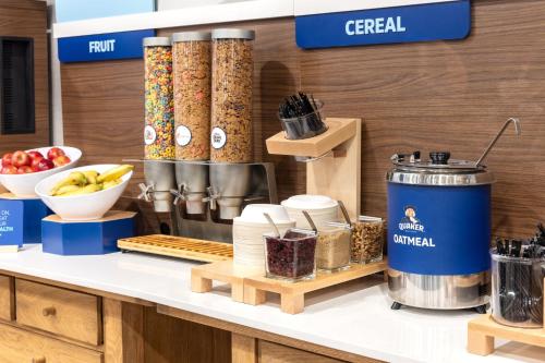 La Quinta by Wyndham St. Albans - image 2