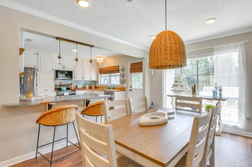2 Mi to Shore Modern Retreat in Fort Walton Beach