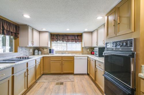 Cabin Less Than Half-Mi to Tunica Lake Great for Anglers! Cabin Less Than Half-Mi to Tunica Lake Great for Anglers!