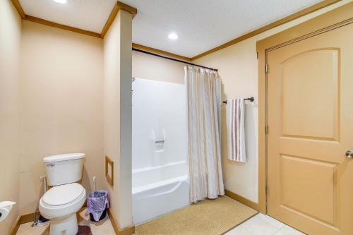 Cabin Less Than Half-Mi to Tunica Lake Great for Anglers! Cabin Less Than Half-Mi to Tunica Lake Great for Anglers!