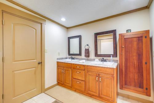 Cabin Less Than Half-Mi to Tunica Lake Great for Anglers! Cabin Less Than Half-Mi to Tunica Lake Great for Anglers!