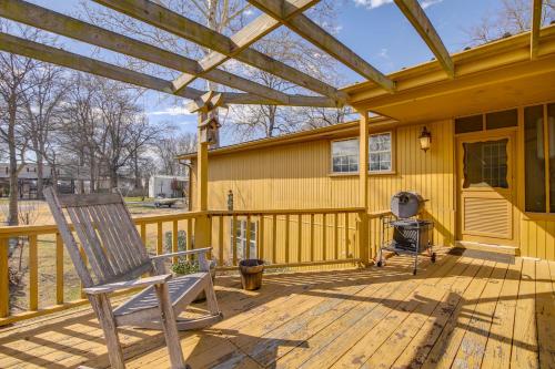 Cabin Less Than Half-Mi to Tunica Lake Great for Anglers! Cabin Less Than Half-Mi to Tunica Lake Great for Anglers!