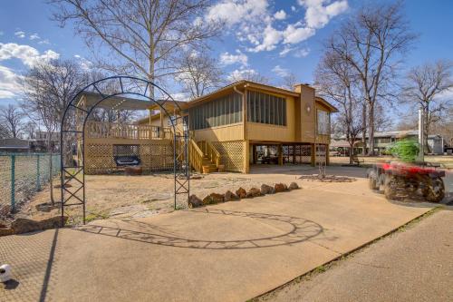 Deck & Fire Pit! Cabin Half-Mi to Tunica Lake in Tunica (MS)