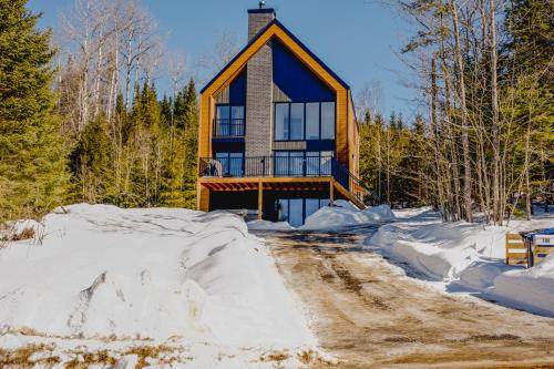 Delarose Cottage, Ski, Spa, pool table & starry night