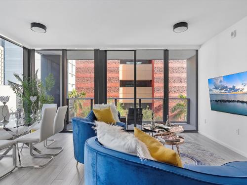 X- Lounge III - High-Rise with Rooftop Pool & Panoramic City Views