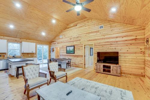 Private Deck & Forest Setting: Waelder Cabin! in Waelder