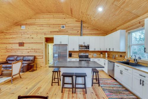 Private Deck & Forest Setting: Waelder Cabin! in Waelder