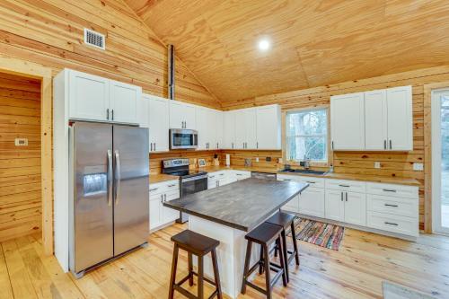 Private Deck & Forest Setting: Waelder Cabin! in Waelder