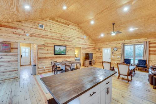 Private Deck & Forest Setting: Waelder Cabin! in Waelder