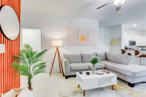 6 Mi to Apollo Beach Townhome with Pool Access! in รัสกิน (FL)