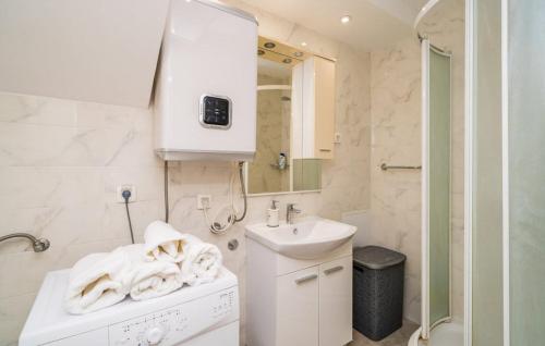 Apartment Zlatni Potok with seaview