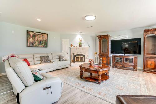 Hot Tub and Fenced Yard Dog-Friendly Gem in Denison