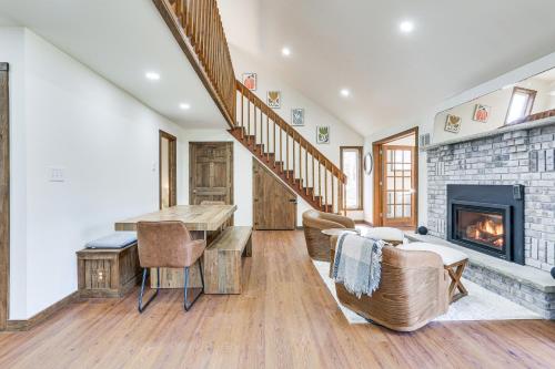 Pocono Mountain Family Home with Deck and Grill in บุชคิล (พีเอ)