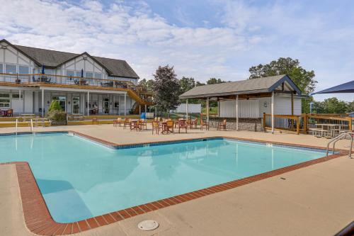 Pocono Mountain Family Home with Deck and Grill in บุชคิล (พีเอ)