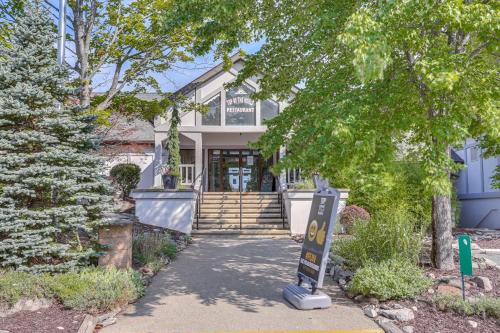 Pocono Mountain Family Home with Deck and Grill in บุชคิล (พีเอ)